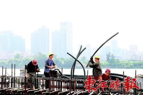  高温下户外作业易中暑，注意防范。 《东江时报》记者杨建业 摄